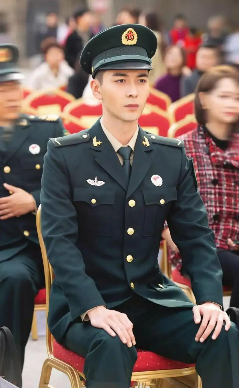 最帅寸头制服"兵哥哥"?黄景瑜杨洋肌肉撑爆军装,控不?