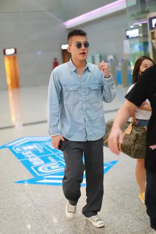 欧豪真是"皮靴控",夏日也爱穿,搭配牛仔裤潮流又显男人味