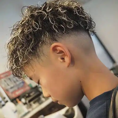 2024夏季小男孩发型来了,两侧铲短很百变,剪完真帅气