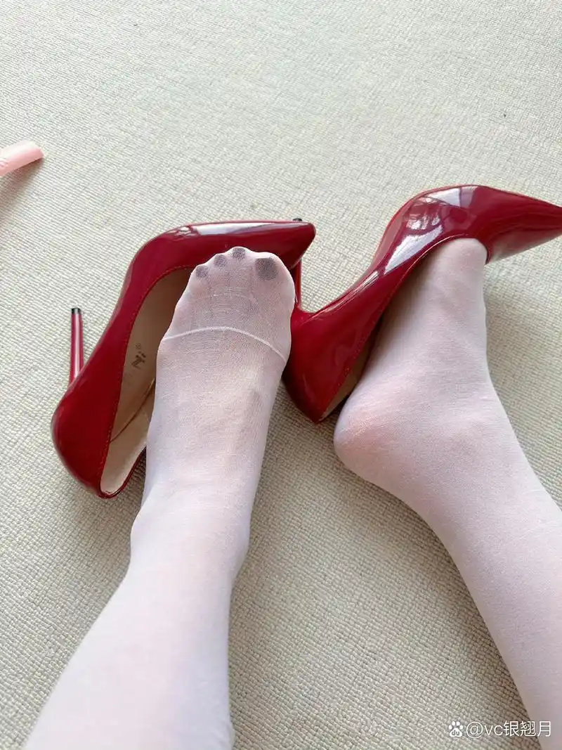 红色高跟鞋与白色袜子,经典又时尚,瞬间点亮了我的心情!