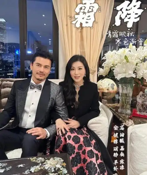 首任前妻是周海媚,第二任前妻是邝美云,第三段婚姻则是与现任杨小娟在