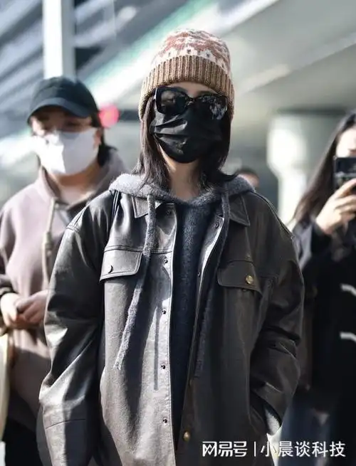 街拍谭松韵深棕色衬衫夹克棕色阔腿裤针织帽温柔亲切