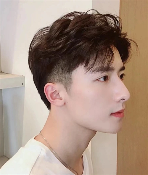 烫发不仅可以改变头发的蓬松程度更有层次感,在很大程度上可改变