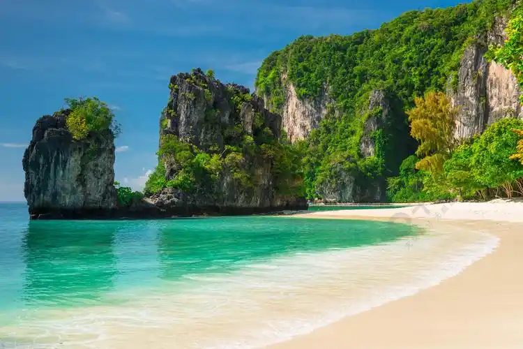 海滩上美丽的海水和绿树成荫的群山泰国洪岛的景色