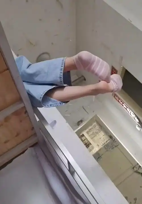 上铺花式表演脱袜子