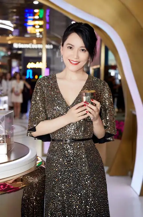 俞飞鸿太放纵了故意穿低领长裙年轻又性感看上去哪像49岁