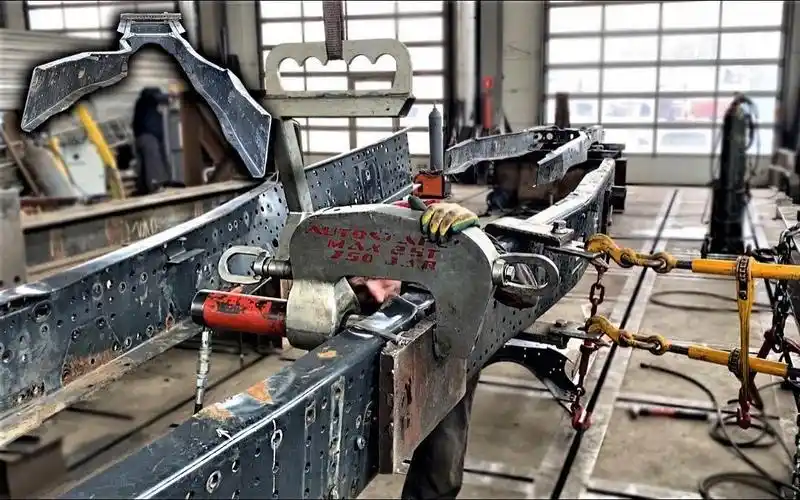 维修严重变形了的卡车车架