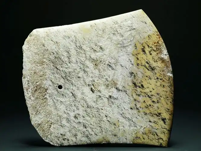 神人兽面纹玉钺新石器时代良渚文化玉钺是从玉斧中分化出来的,体扁薄