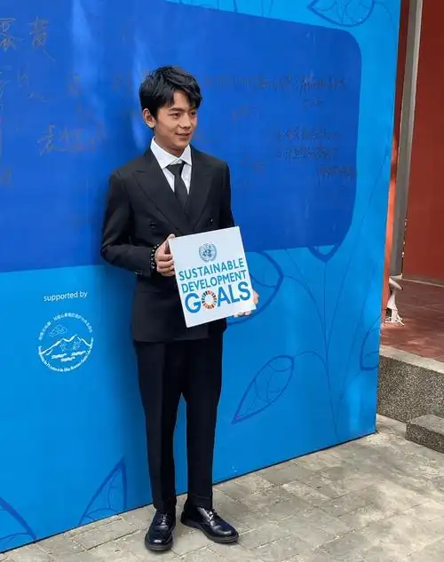 丁真拍世界地球日大片穿西装仍不摘民族风耳环上演混搭风