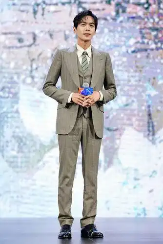 瘦下来的张若昀不得了一身条纹灰西装复古绅士大长腿笔直修长