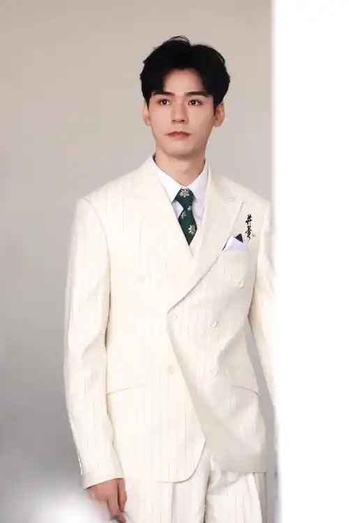 龚俊极限挑战白色条纹西装路透##龚俊小雏菊领带