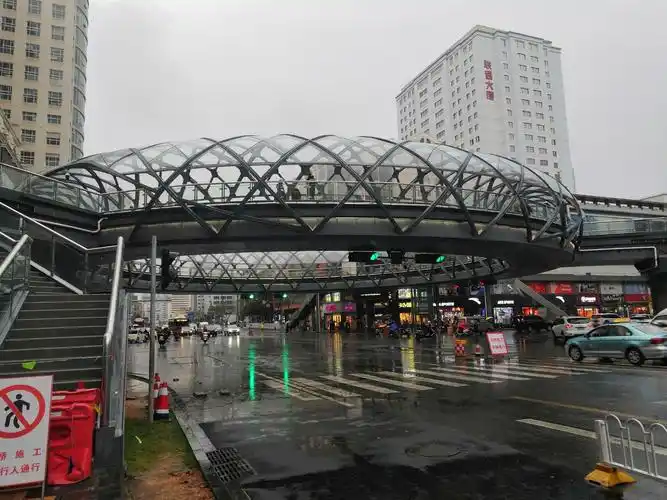昆明又添一座功能完善的步行天桥