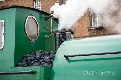 吹蒸汽火车汽笛的特写