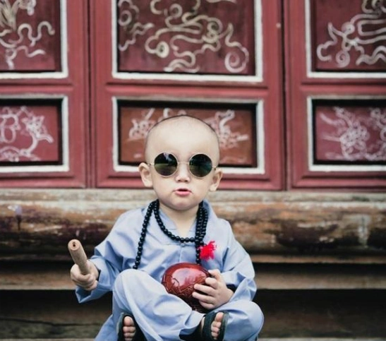 越南呆萌小和尚变成网红,受到很多小姐姐的"非礼".