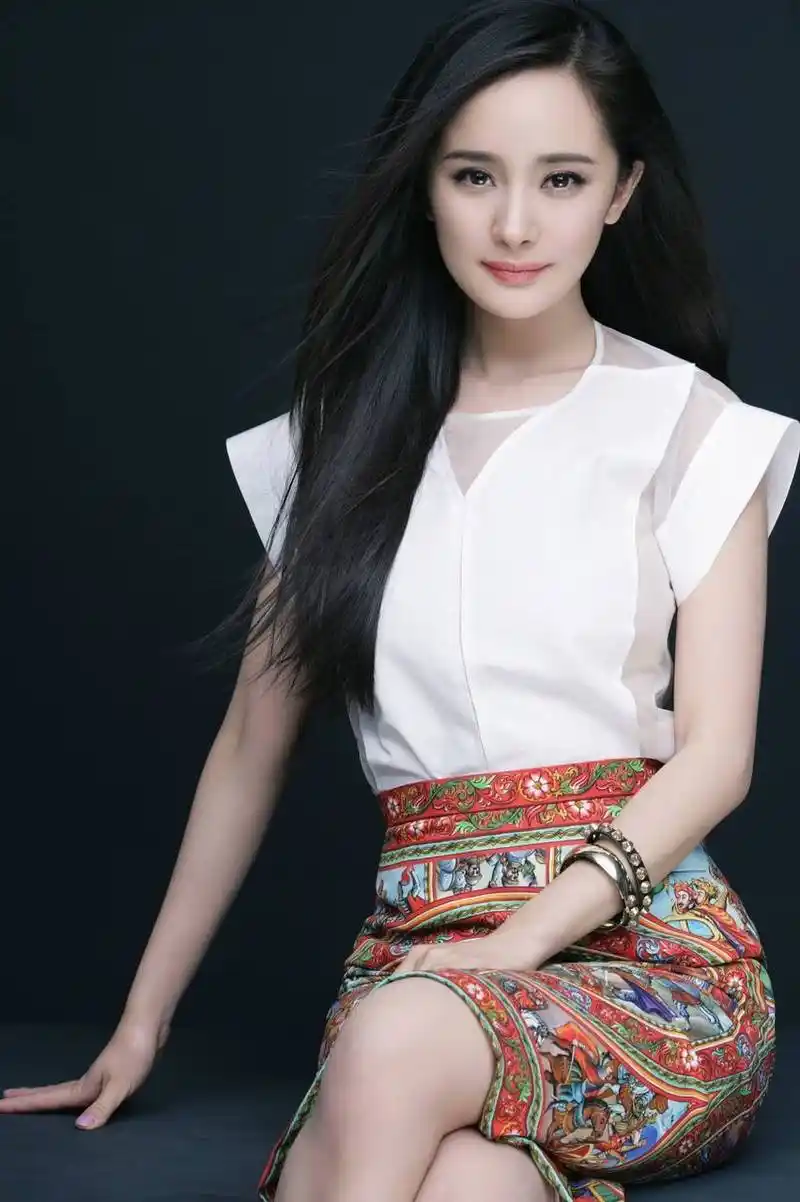 小杨幂一身黑衣亮相典礼现场,脚脖子成亮点,如今的她已低调很多