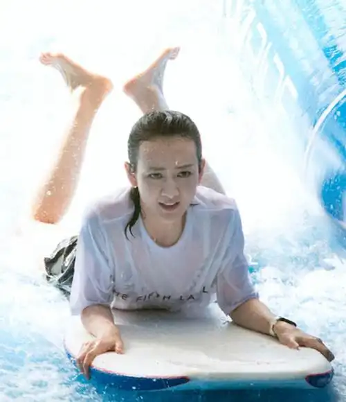 王鸥遭壮汉猛推入水冲浪板上划水上演湿身诱惑