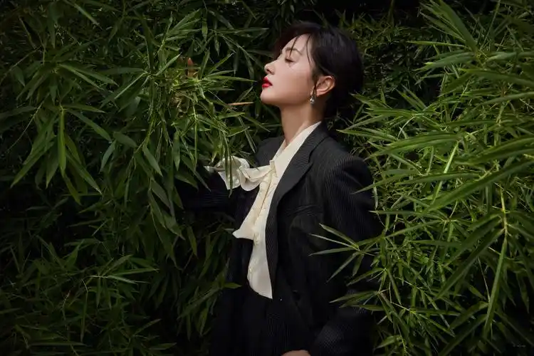 万茜分享时尚穿搭,钩花针织衫温柔可人,黑白条纹上衣干练优雅|万茜