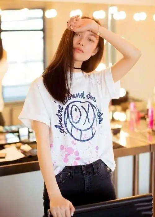 倪妮是妥妥的高级穿搭典范t恤配墨绿色短裤清爽又高级