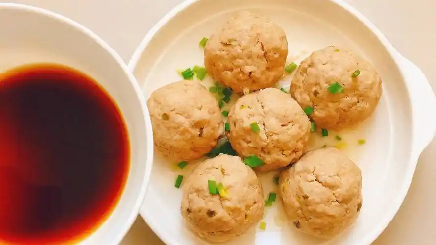 就这样家常清蒸狮子头就做好啦,用筷子轻轻就可戳开再蘸点汤汁吃口感