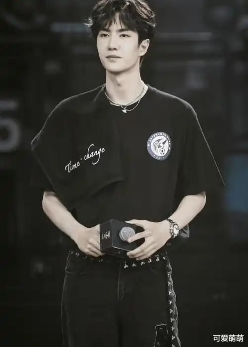 王一博的新造型!脏辫搭配绿色喷染马甲,是否更显痞帅风格?