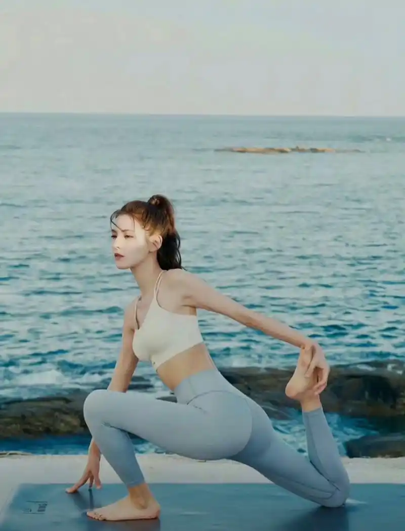 张予曦,呼吸大海的气息,轻快的练着瑜伽,心胸更广阔