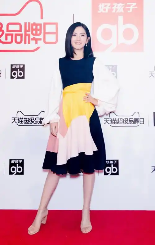 谢娜身穿一件多色拼接连衣裙,脚穿一双肤色高跟凉鞋,裙子的颜色比较