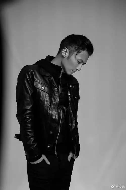 谢霆锋办生日派对,梳大背头穿深色马甲绅士范十足,难怪王菲痴情