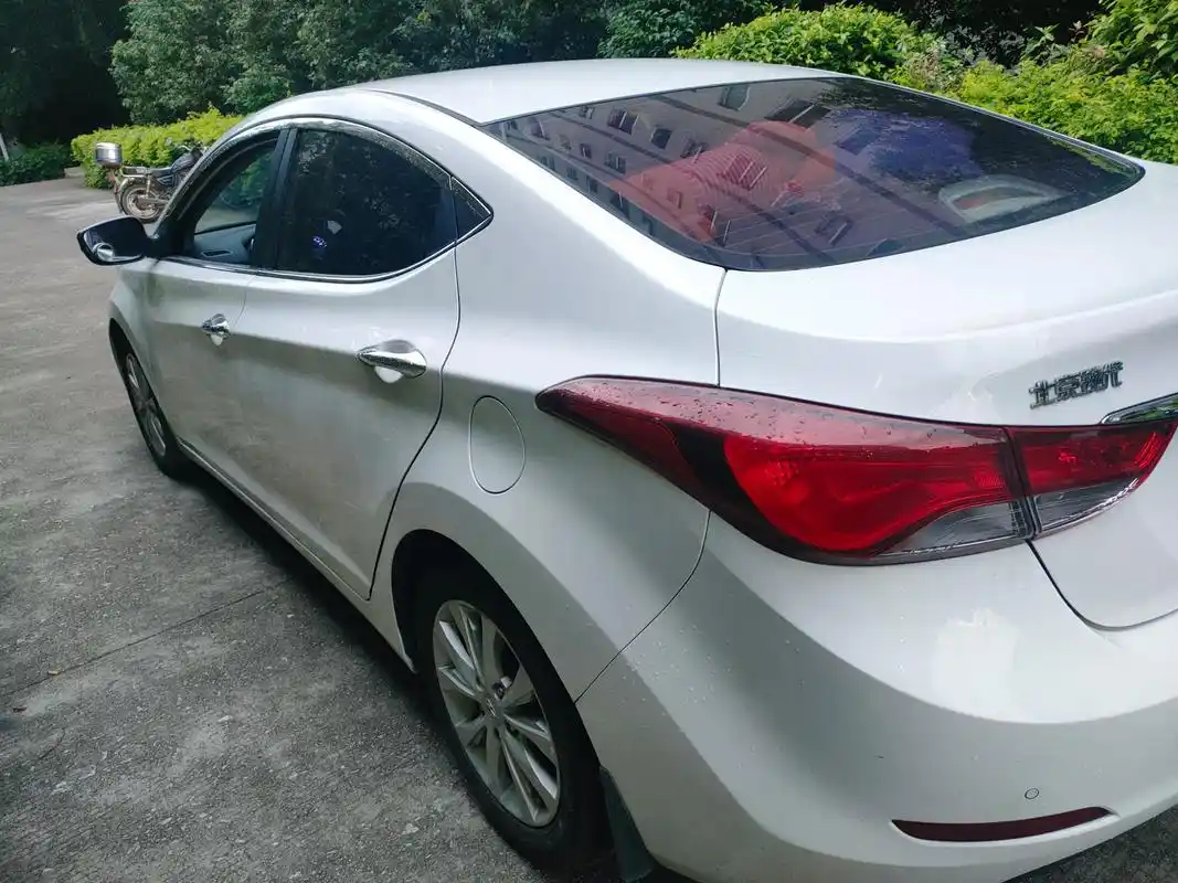 我一个同事要买新车,现在这辆现代朗动问我要不要,我问他多少钱,她说