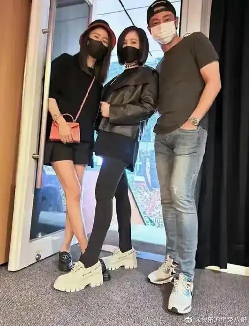 霍建华林心如现身张清芳演唱会##霍建华林心如去看张清芳演唱会