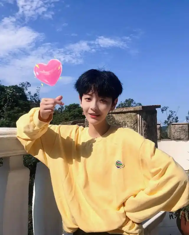 原创《创造营2020》最帅女生刘梦,黄色头发搭配蓝色短袖,满满少年感