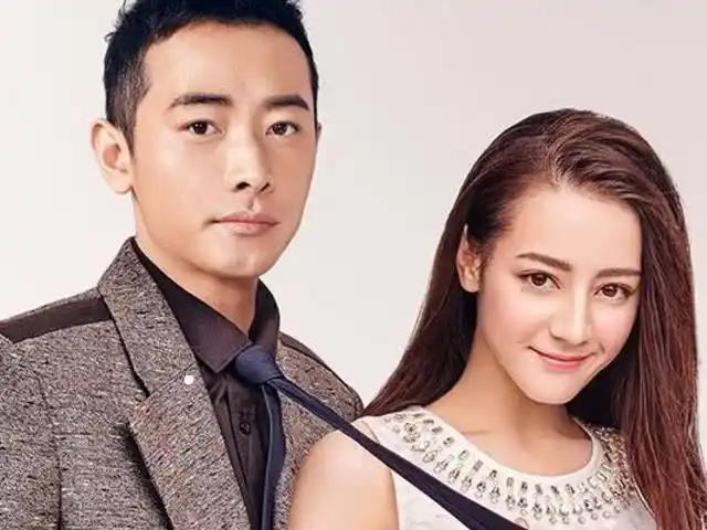 迪丽热巴和男星的合照,大多保持距离微笑,唯独和他不一样!