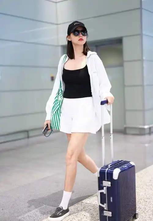 39岁张梓琳好清新,穿黑色小吊带搭白色开衫,腰细腿长堪比超模_时尚