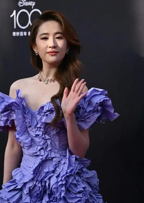 刘亦菲出席迪士尼星愿活动时的现场生图