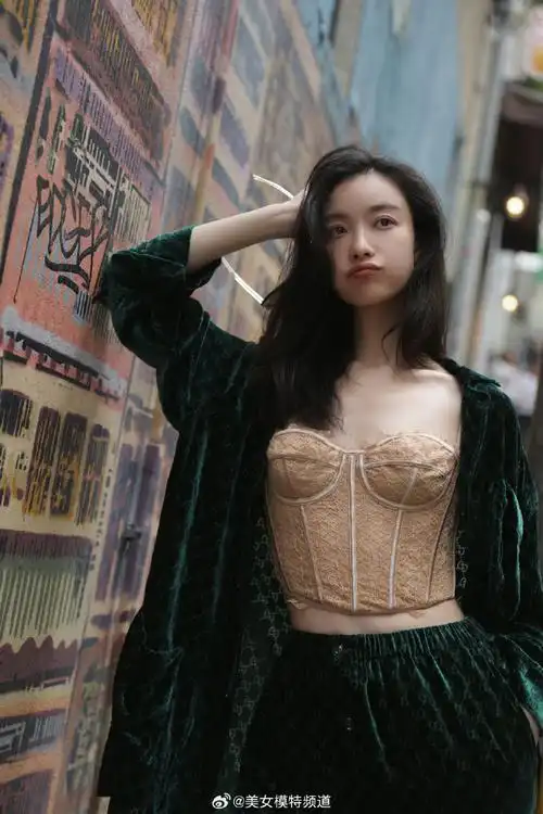 倪妮浪漫街拍氛围感写真