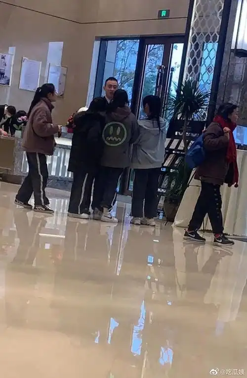 易烊千玺助理胖虎连发三条微博斥私生