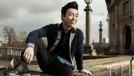 黄渤来到北京后,抱着试试的心态找到了唱片公司,唱片公司说,你的实力