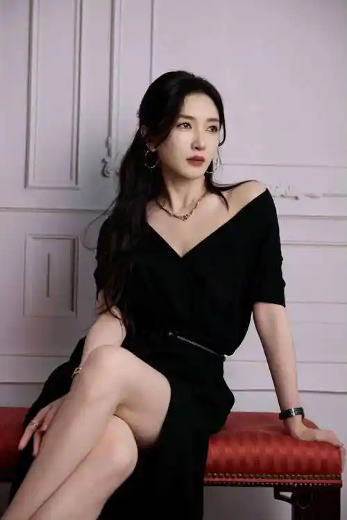 江疏影黑色v领长裙气场全开,御姐风范藏不住