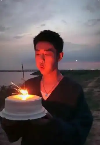 肖战海边晒生日蛋糕许愿,开怀大笑,粉丝:恕我们眼拙