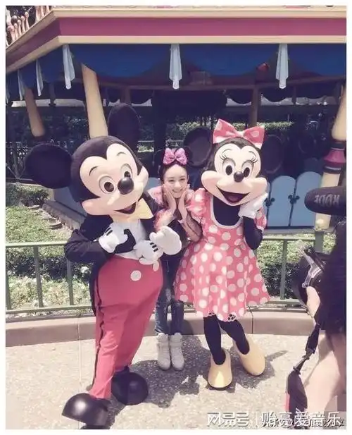 赵丽颖带儿子现身迪士尼,穿背带裤青春洋溢,4岁想想坐婴儿推车