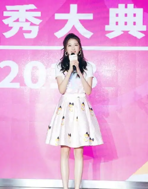 关晓彤真敢"装",晚礼服竟没裹胸高,鹿晗真的没意见?