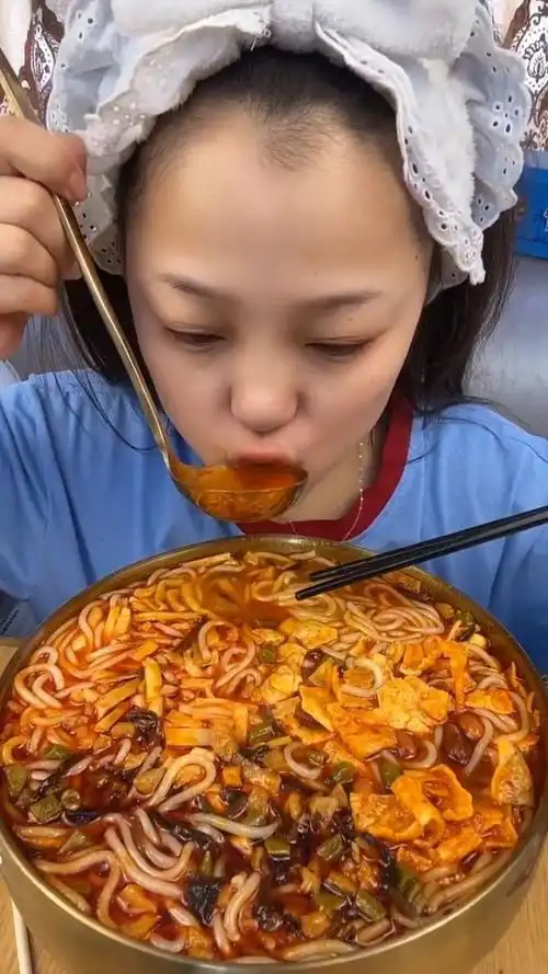 香喷喷的螺蛳粉,美女吃的真带劲!