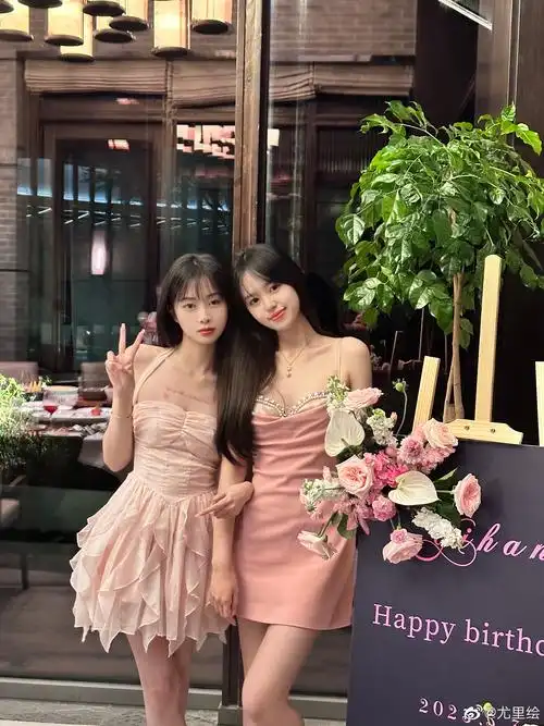 gala女友生日晒照价值2000粉色露背性感礼服裙勾勒白瘦身材