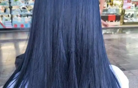 颜色很深的蓝色,和古典色中黛色很像,暗光下颜色和黑色接近,全头染的