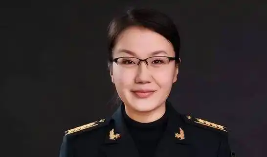 我国顶级军事智囊李莉,多次看穿美国阴谋,被美国视为头号之敌_父亲
