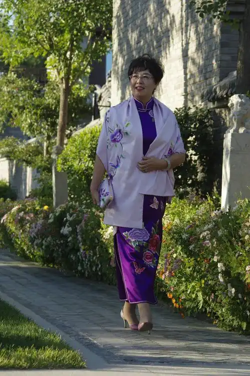 穿旗袍的风韵女人