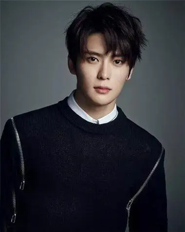 为你推出的是韩系三七分心形刘海,能够分分钟秒杀一片迷妹们的发型