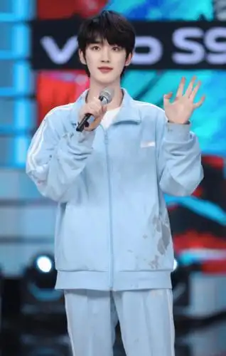 丁程鑫快乐大本营剧照释出可爱鬼在角落偷吃小饼干被抓包