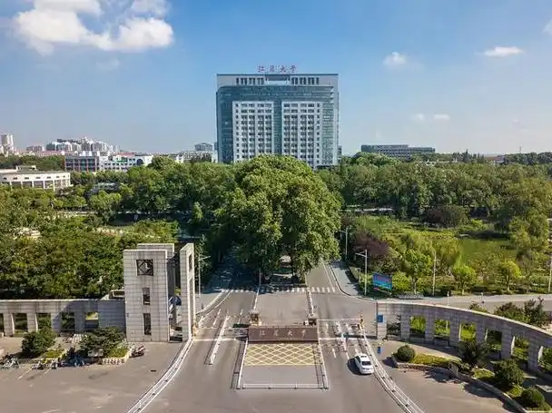 近些年,南通大学随着所处城市一般,背靠上海,勃勃生机,学科实力与知名