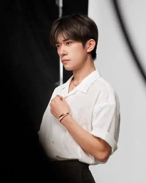 易烊千玺蒂芙尼全球品牌代言人