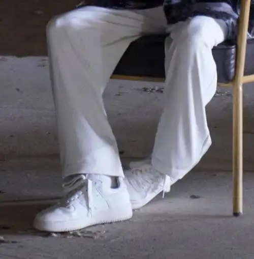 王源白背心白袜海边写真